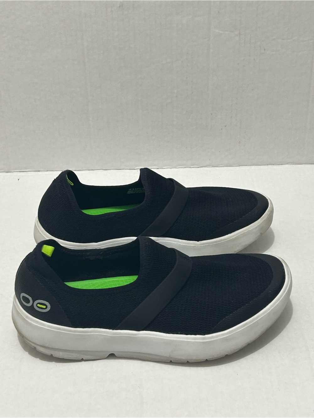 OOFOS Women's Oomg Eezee
Low Black Slip On Recovery Shoes
Sneakers Size 9